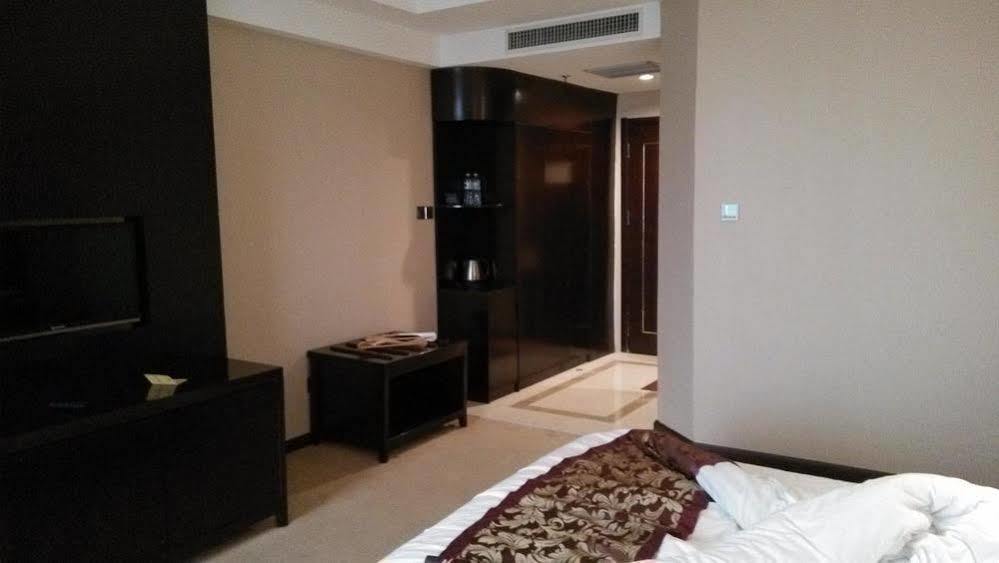 Weishi International Hotel Qing Zhou 外观 照片